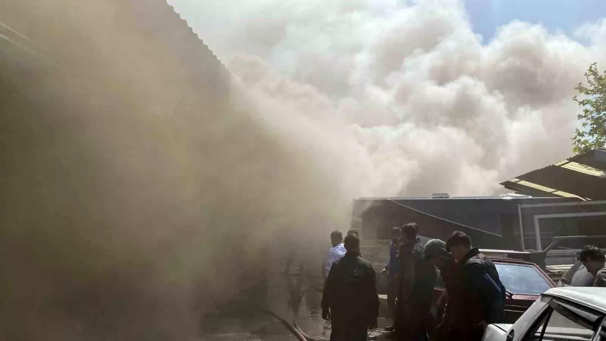 Kocaeli\'de Oto Kilit Dükkanında Yangın