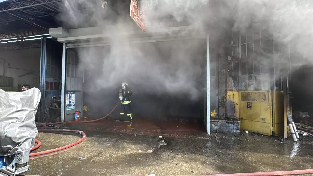 Kocaeli\'de Oto Kilit Dükkanı Yangını