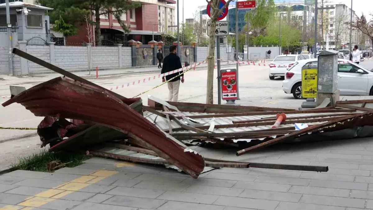 Van\'da Şiddetli Fırtına Zarara Yol Açtı