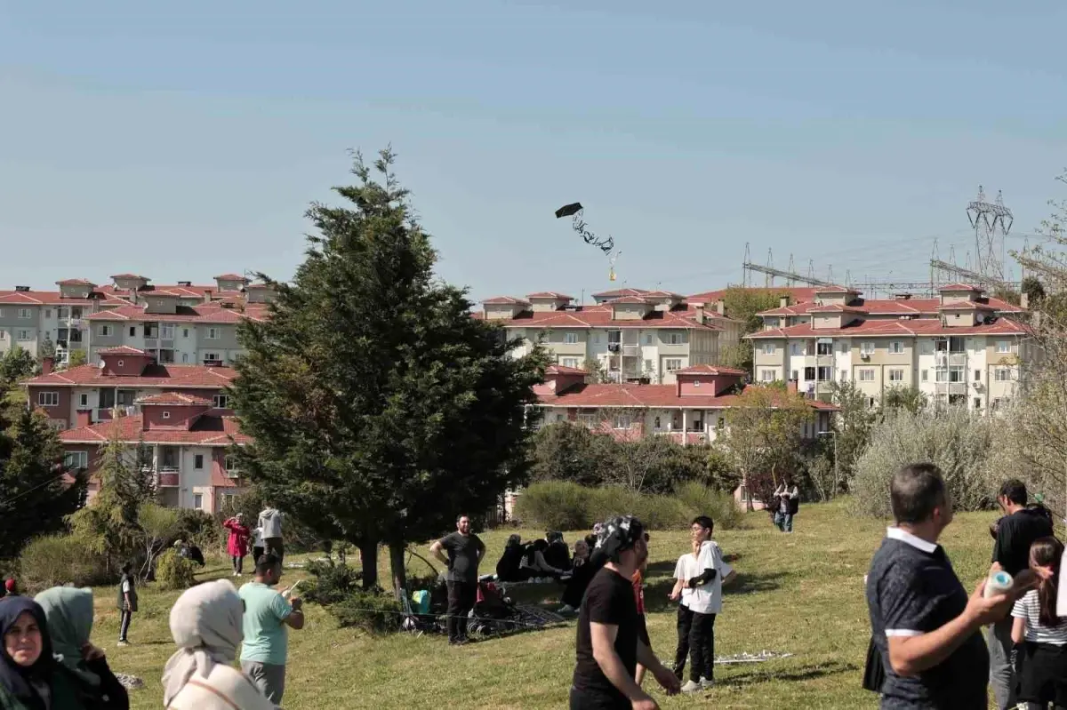 İstanbul Arnavutköy\'de Renkli Uçurtma Şenliği