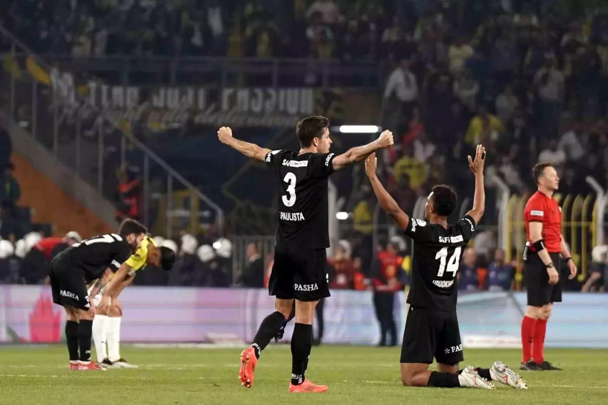 Beşiktaş’tan 20 Yıl Sonra İkili Zafer