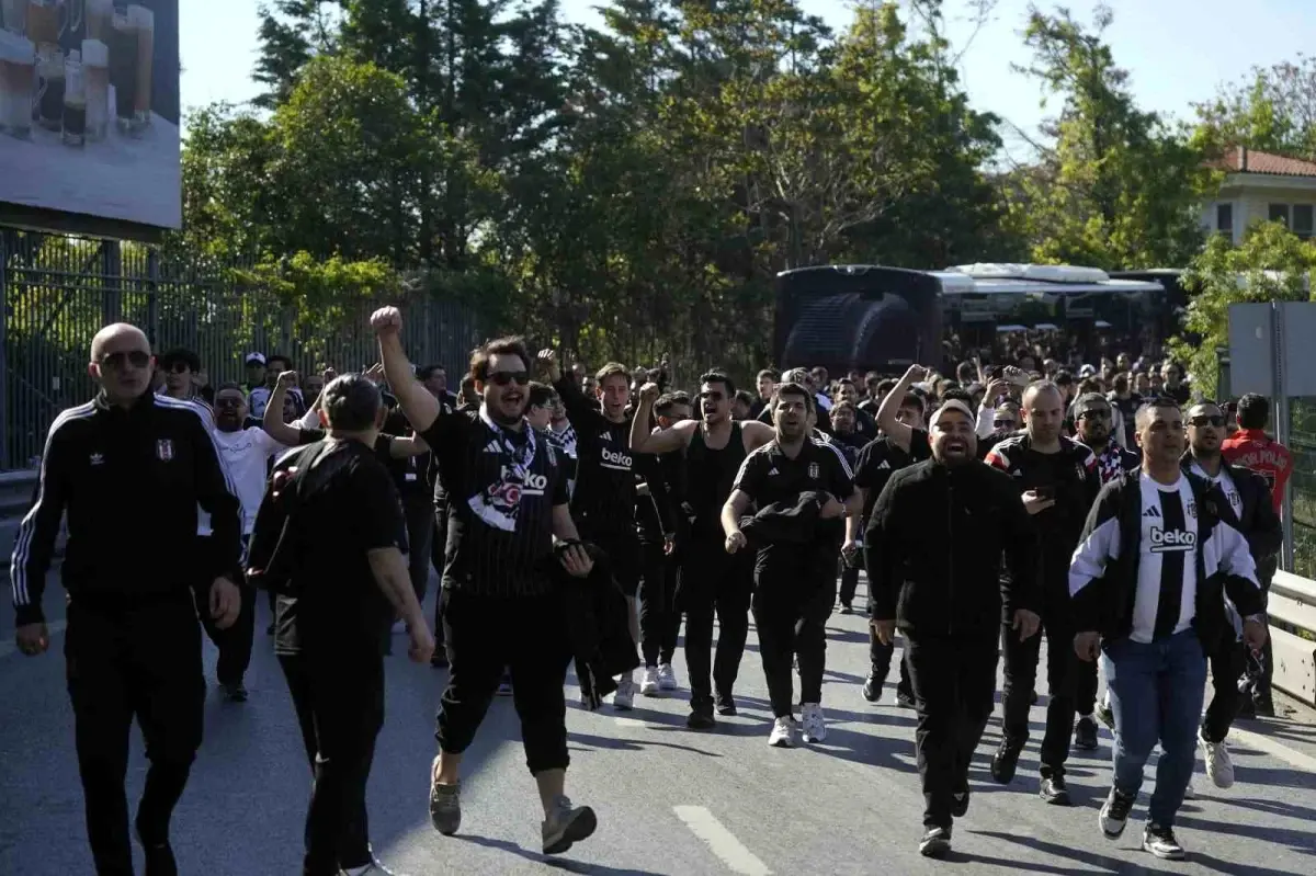 Beşiktaşlı Taraftarlar Derbi İçin Kadıköy\'de