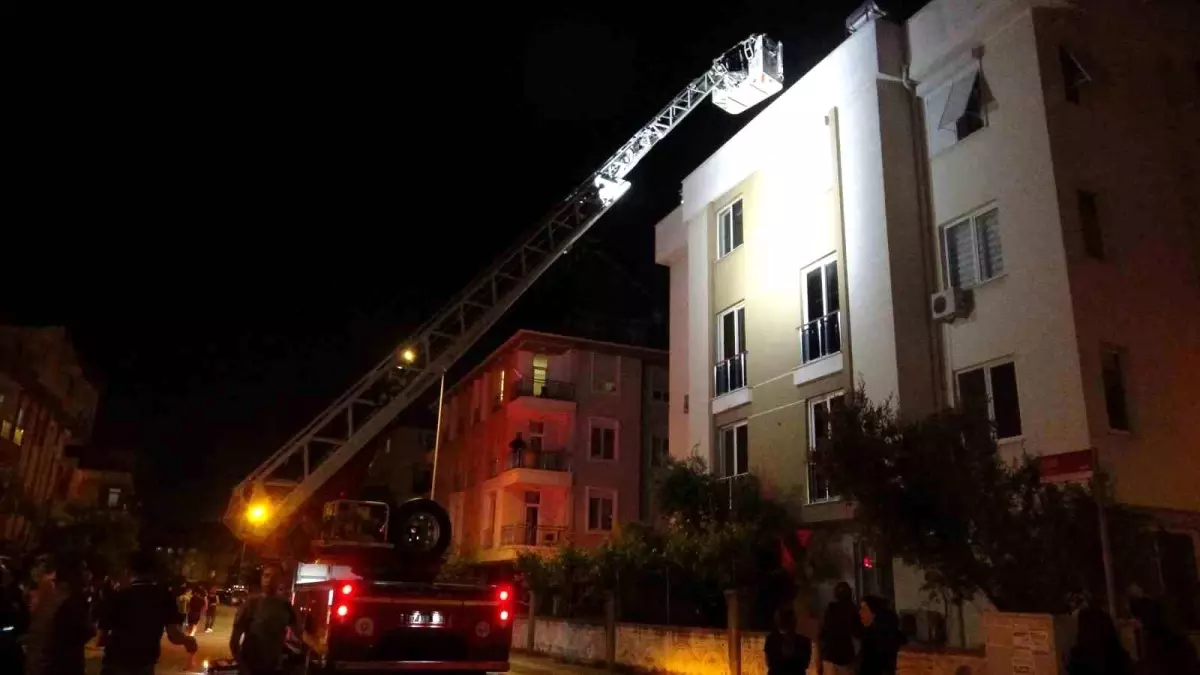 Antalya\'da Apartmanda Yangın Paniği: Sakinler Çatıya Çıktı