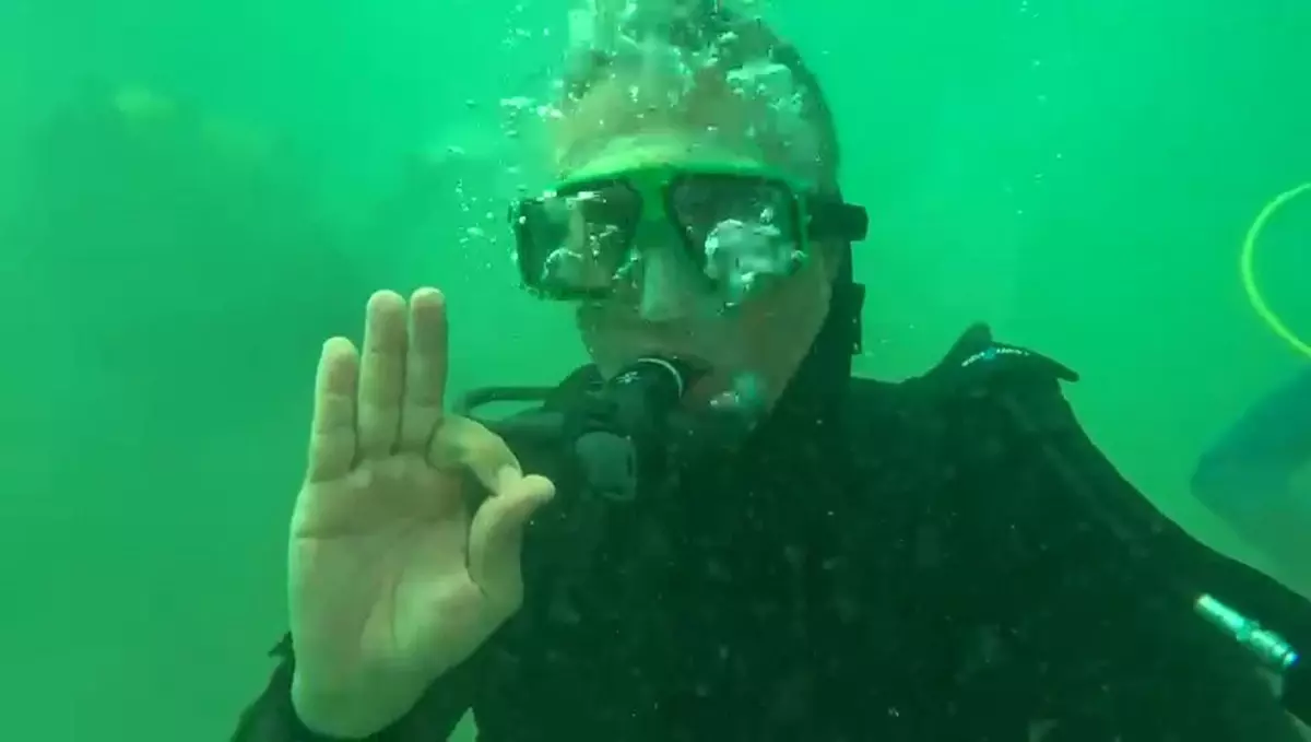 Dalgıçtan Türk Bayrağına Saygı