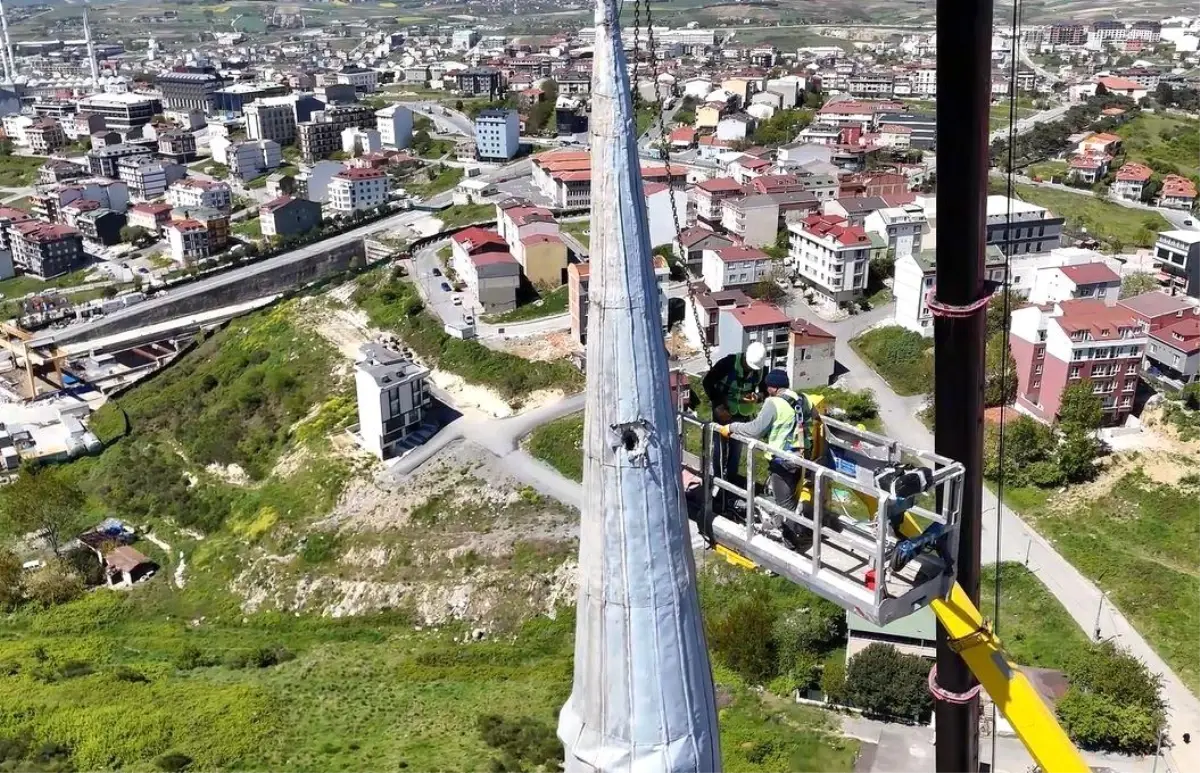 Arnavutköy Belediyesi Deprem Sonrası Sıddık Camii\'nin Minaresini Söktü