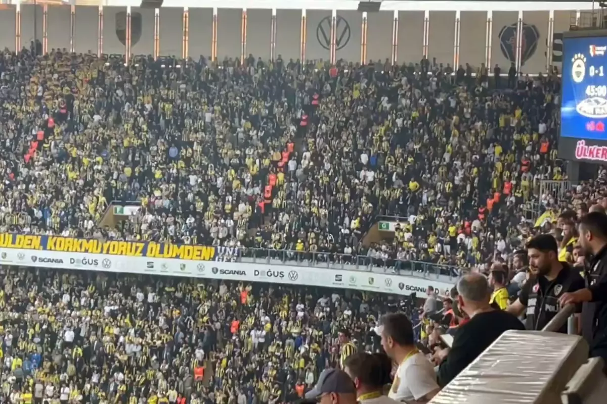 Fenerbahçe tribünlerinden Ali Koç\'a dev protesto