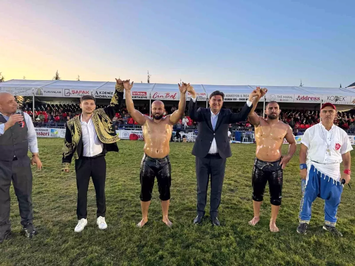 Fethiye\'de 3. Mustafa Kiremitli Yağlı Pehlivan Güreşleri Düzenlendi