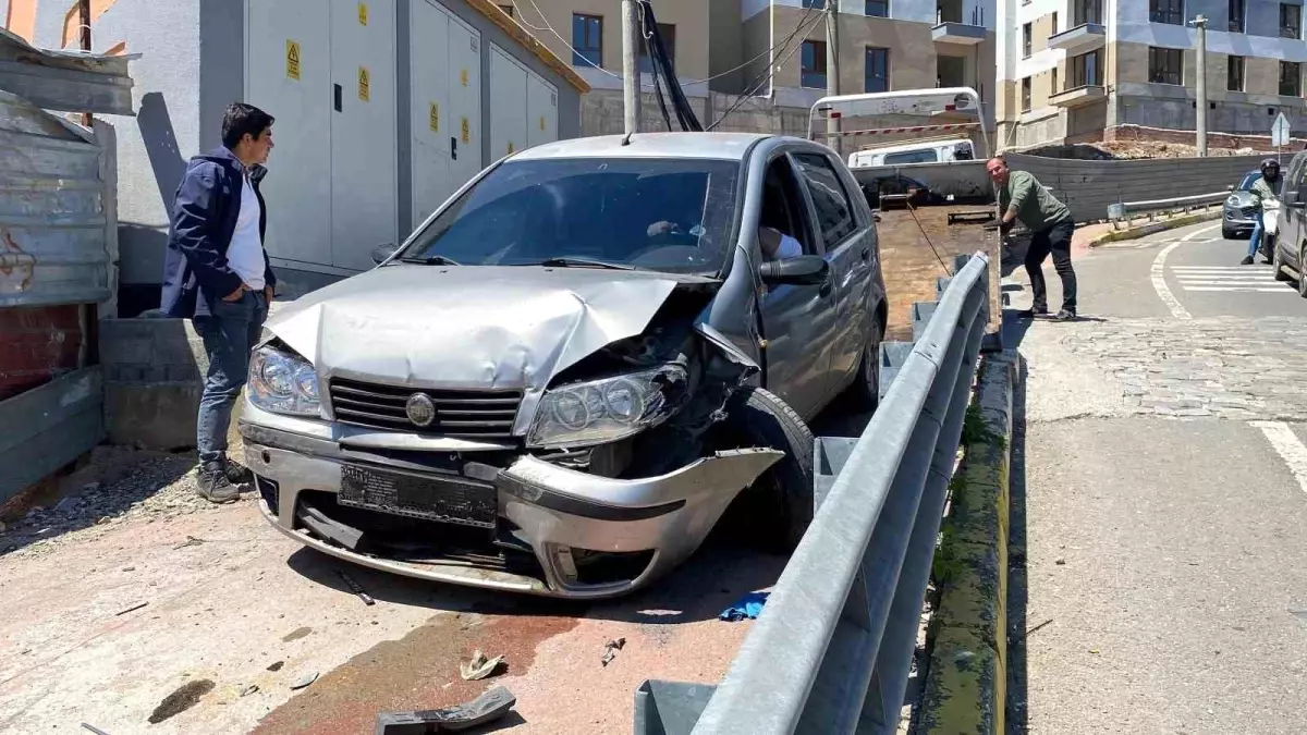 İzmit\'te Freni Boşalan Araç Kaza Yaptı