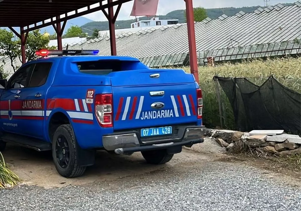 Antalya\'da Depoda İple Asılı Bulunan 2 Çocuk Babası Hayatını Kaybetti