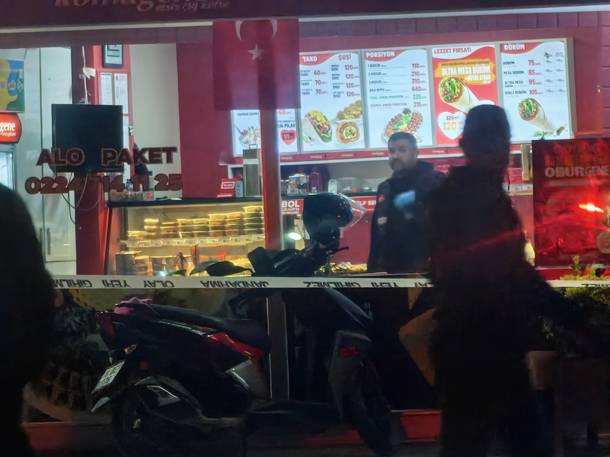 Motosikletli saldırgan iş yerinde bir kişiyi vurdu