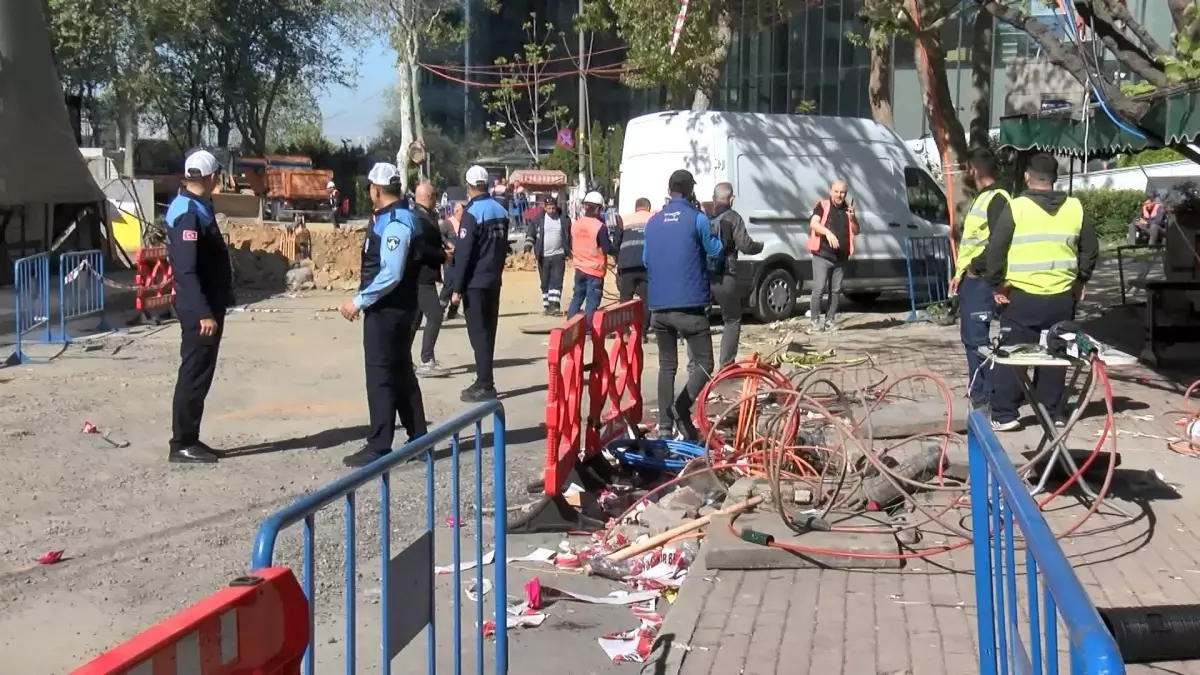 Sarıyer\'de Yolda Çökme: Çalışmalar Devam Ediyor
