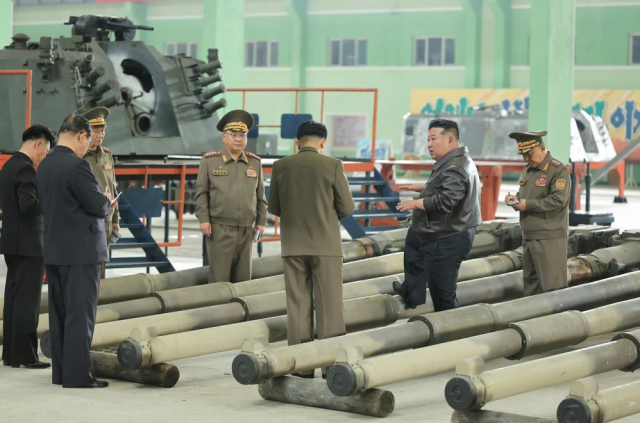 Tank fabrikasını gezen Kuzey Kore lideri Kim daha fazla üretim talimatı verdi