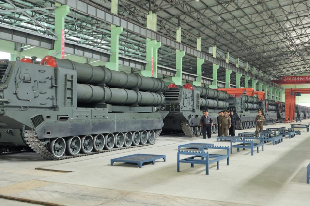 Tank fabrikasını gezen Kuzey Kore lideri Kim daha fazla üretim talimatı verdi