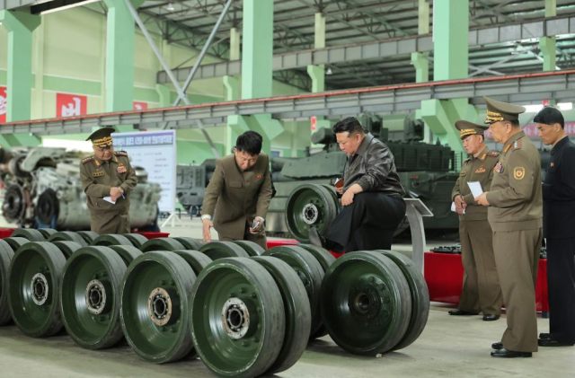 Tank fabrikasını gezen Kuzey Kore lideri Kim daha fazla üretim talimatı verdi