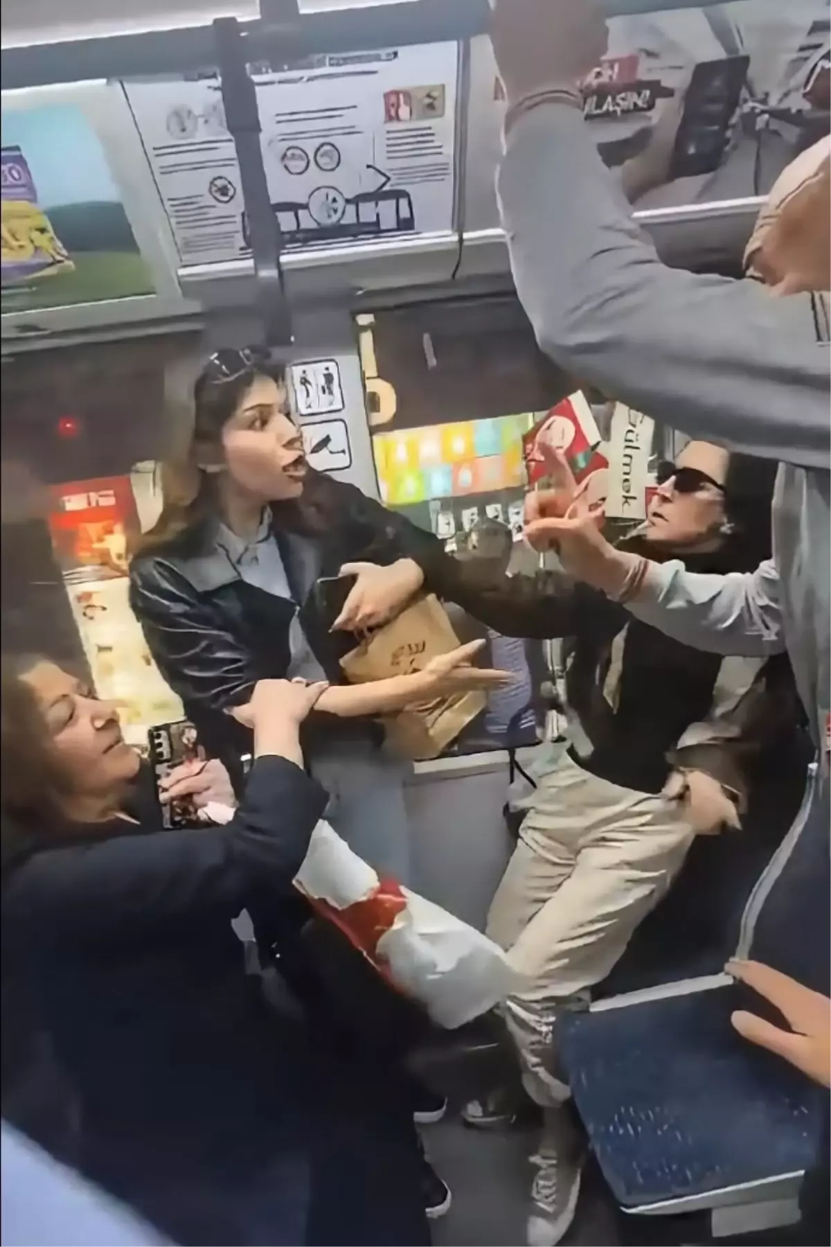 Tramvayda Kadınlar Arasında Kavga