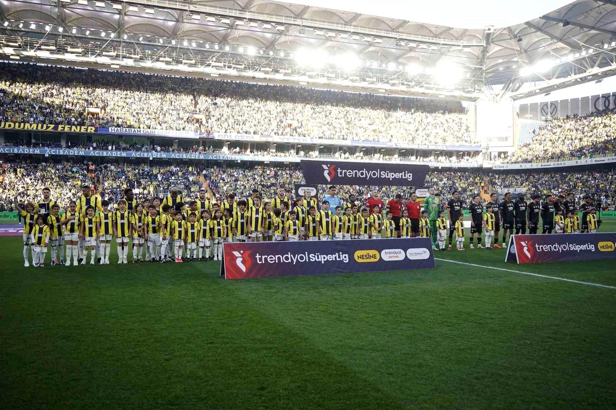 Fenerbahçe - Beşiktaş Derbisi Başladı