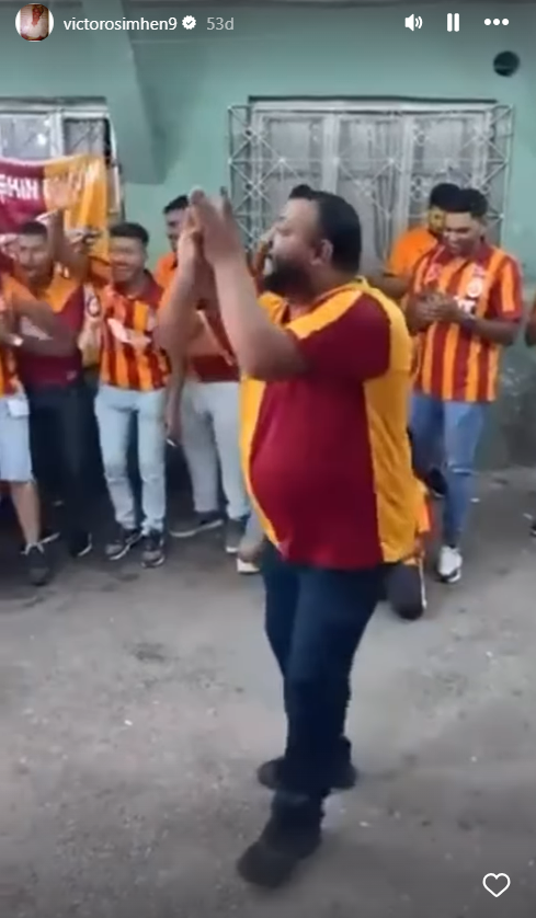 Victor Osimhen, Galatasaray Taraftarları ile Eğleniyor ve Sivasspor Maçını Paylaşıyor