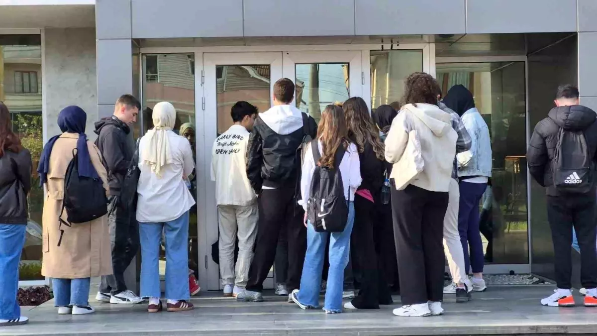 Düzce\'de Gençler Kütüphane İçin Sıraya Giriyor