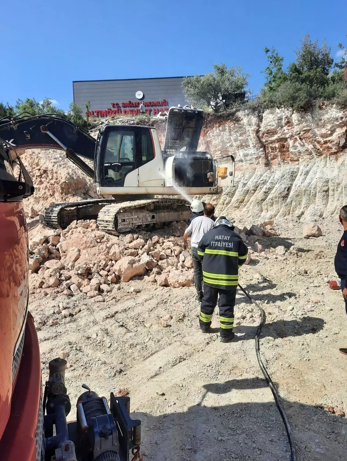 Hatay\'da İş Makinesi Yangını Kontrol Altına Alındı