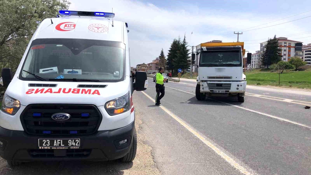 Elazığ\'da kamyon ile otomobil çarpıştı: 1 yaralı