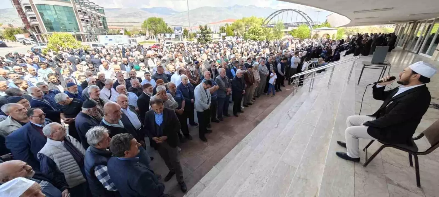 Erzincan\'dan Hacı Adayları Uğurlandı