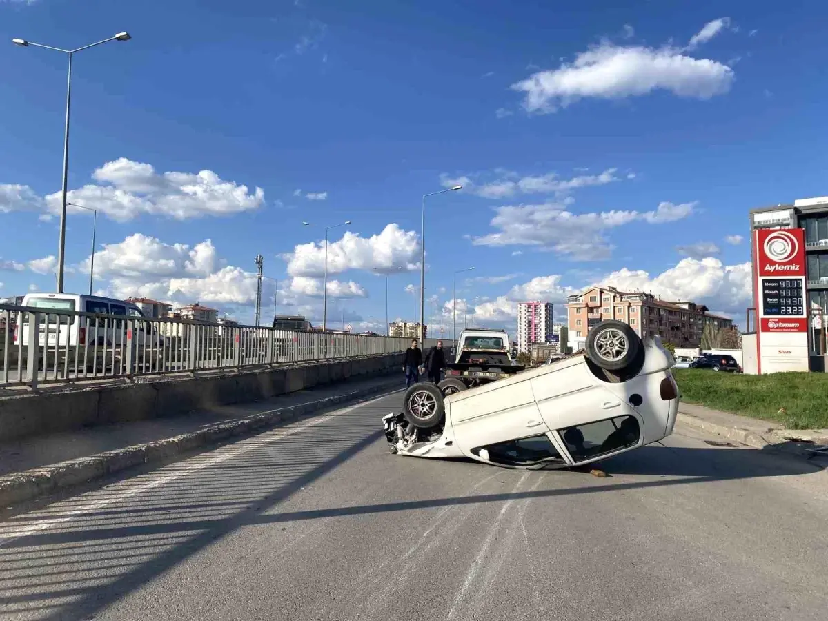 Sivas\'ta Trafik Kazası: 3 Yaralı