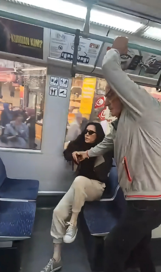 Tramvayda kadın yolcular arasında küfür ve tekmeli 'koltuk' kavgası