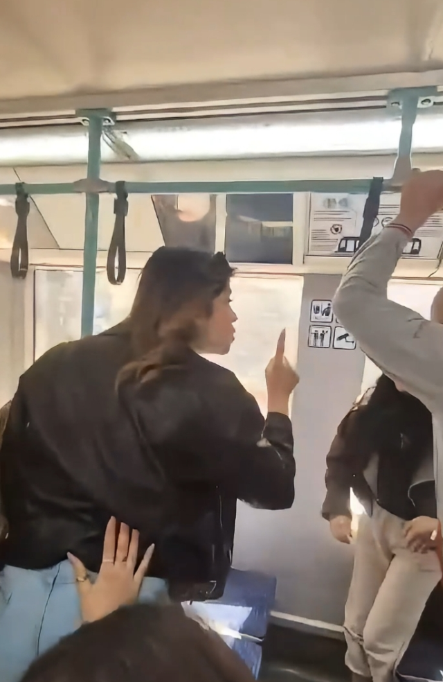 Tramvayda kadın yolcular arasında küfür ve tekmeli 'koltuk' kavgası