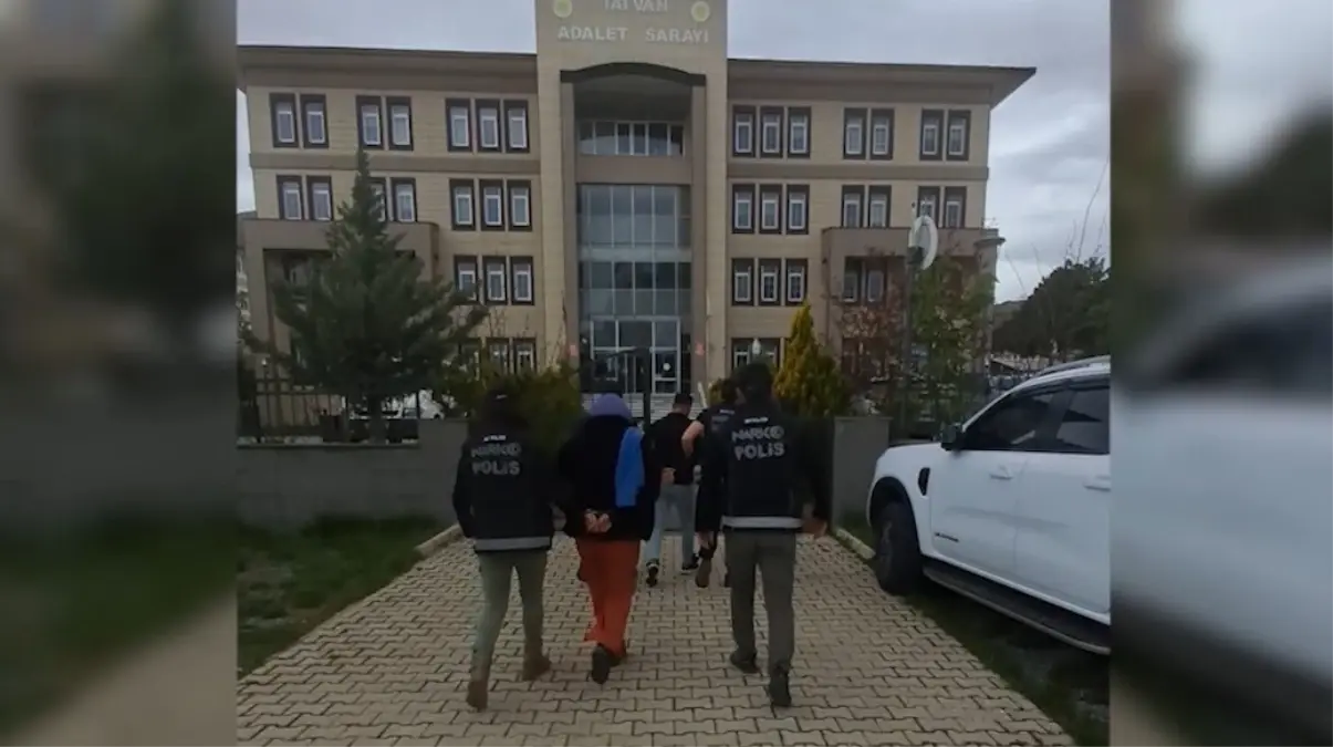 Bitlis\'te Otobüste 3.7 Kilo Uyuşturucu Ele Geçirildi