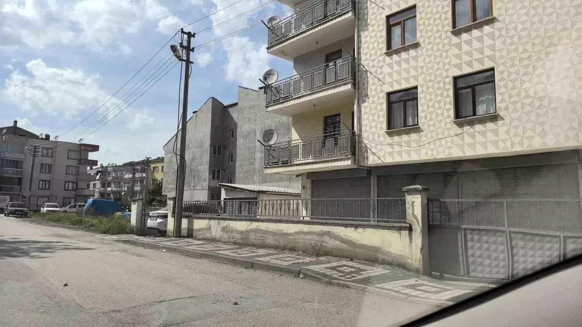 İnegöl\'de Balkonun Altında Kalan Çocuk Yaralandı