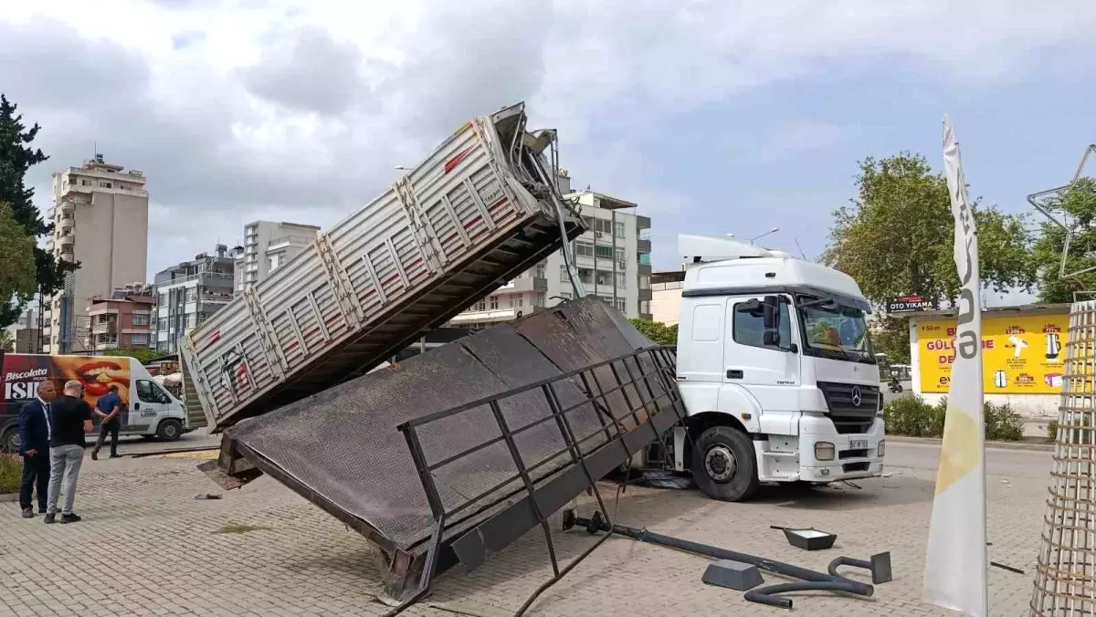 Adana\'da Tır Üst Geçide Çarptı