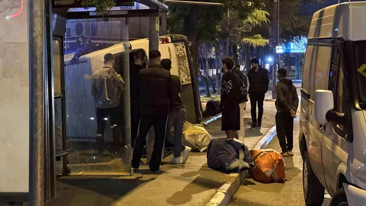 Fatih\'te Ticari Araç Kaza Yaptı, Yaralı Yok