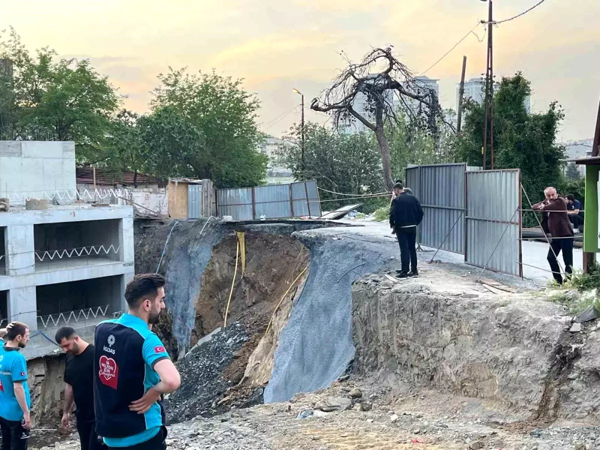 İstanbul\'da İnşaatta Yolda Çökme: Doğalgaz Hattı Zarar Gördü