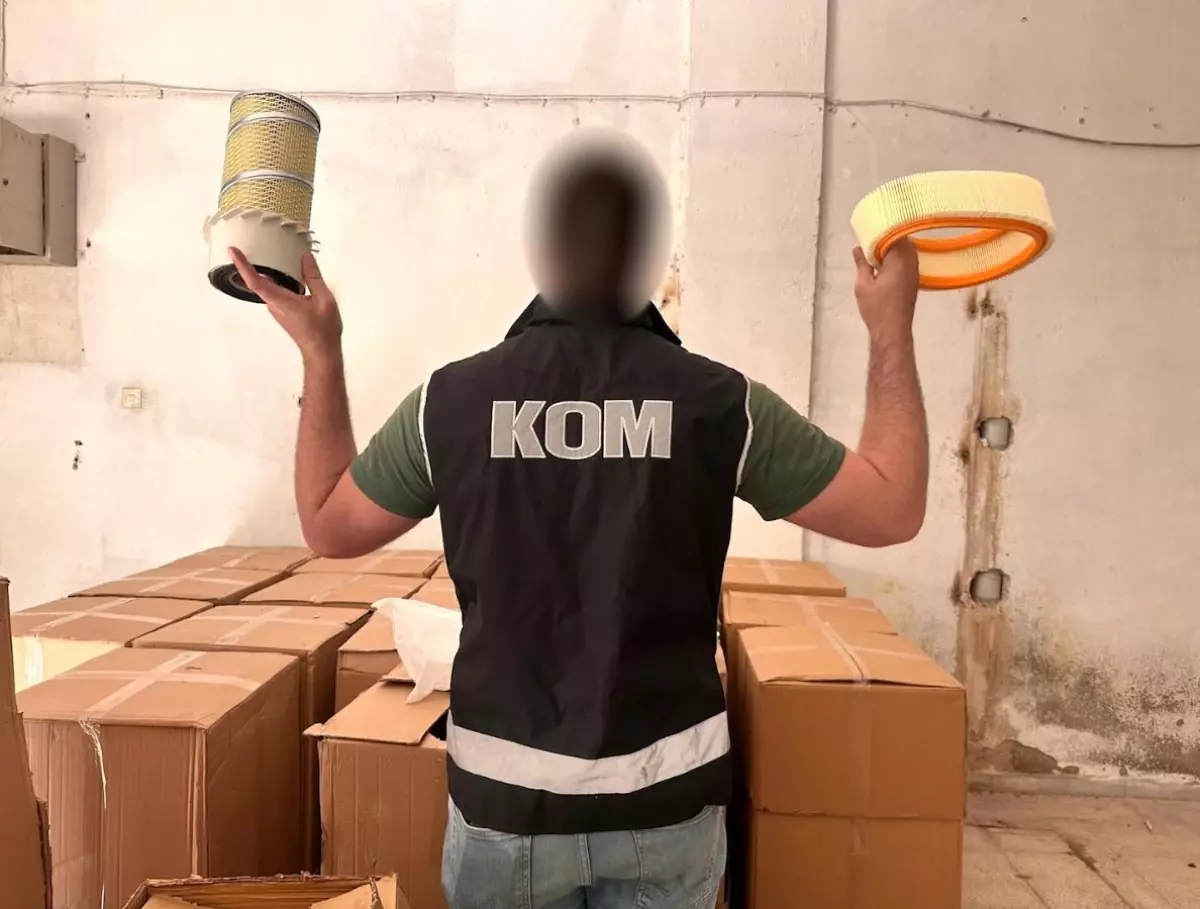 İzmir\'de Kaçak Oto Yedek Parça ve Akaryakıt Operasyonu