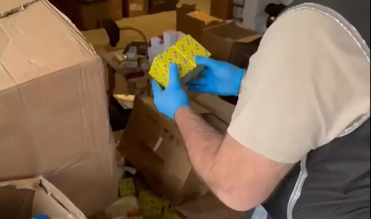 İzmir\'de Kaçakçılık Operasyonu: 42 Milyon TL\'lik Ele Geçirildi