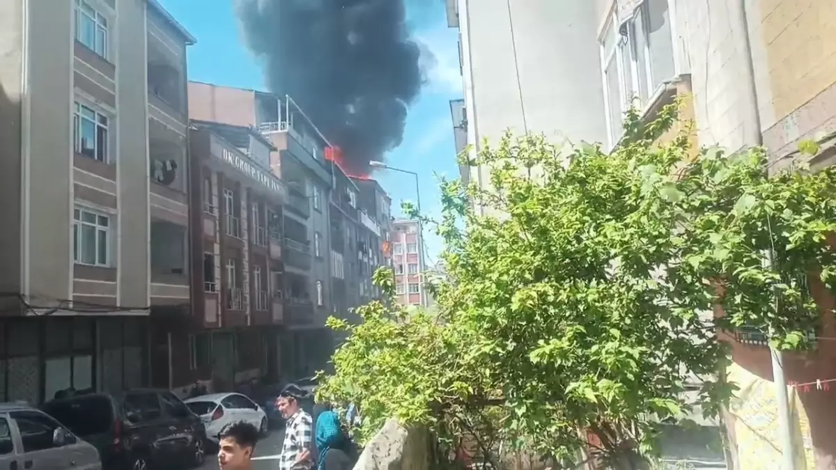 Küçükçekmece\'de Çatı Katında Yangın