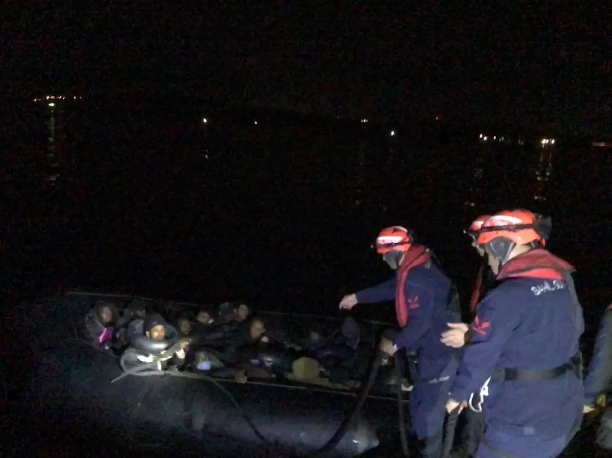 Çeşme açıklarında 48 düzensiz göçmen yakalandı