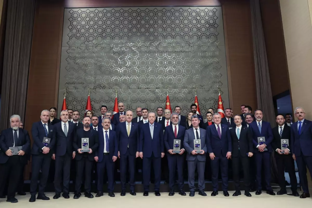 Medya ödülleri sahiplerini buldu! Cumhurbaşkanı Erdoğan\'dan Türkiye Basın Federasyonuna teşekkür