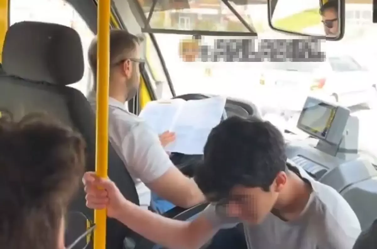 Minibüs şoförü seyir halinde ders çalıştı