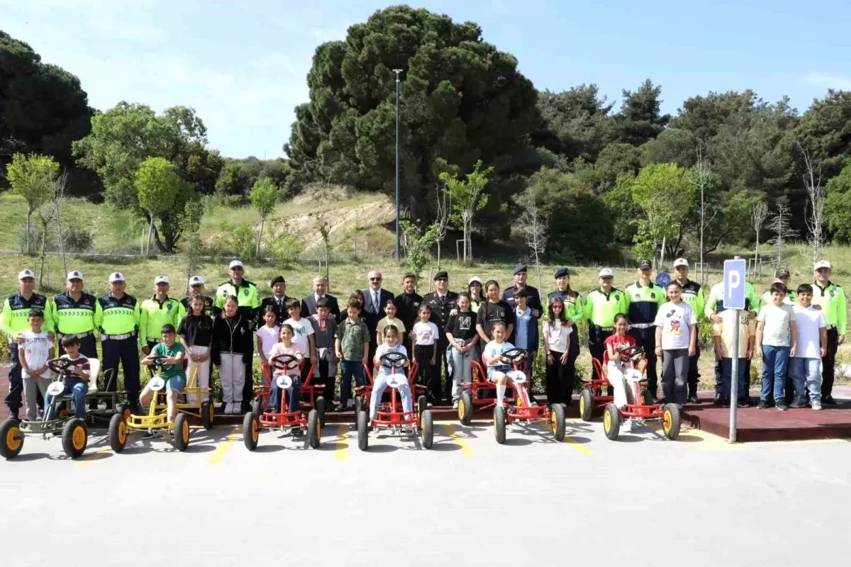 Vali Toraman, Trafik Haftası\'nda Öğrencilerle Bir Araya Geldi