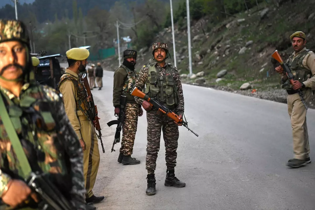 Hindistan\'ı sorumlu tuttular! Pakistan\'da askeri araca bombalı saldırı: 7 ölü