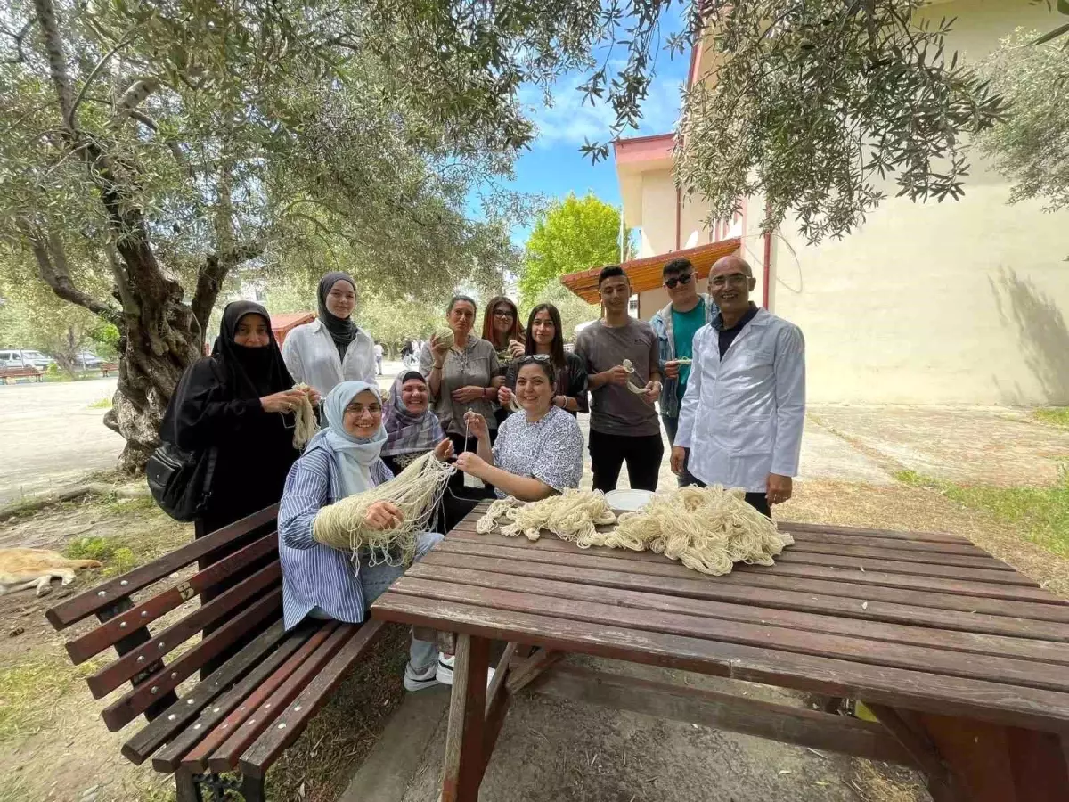 Öğrencilerden Geleneksel Boyama Etkinliği