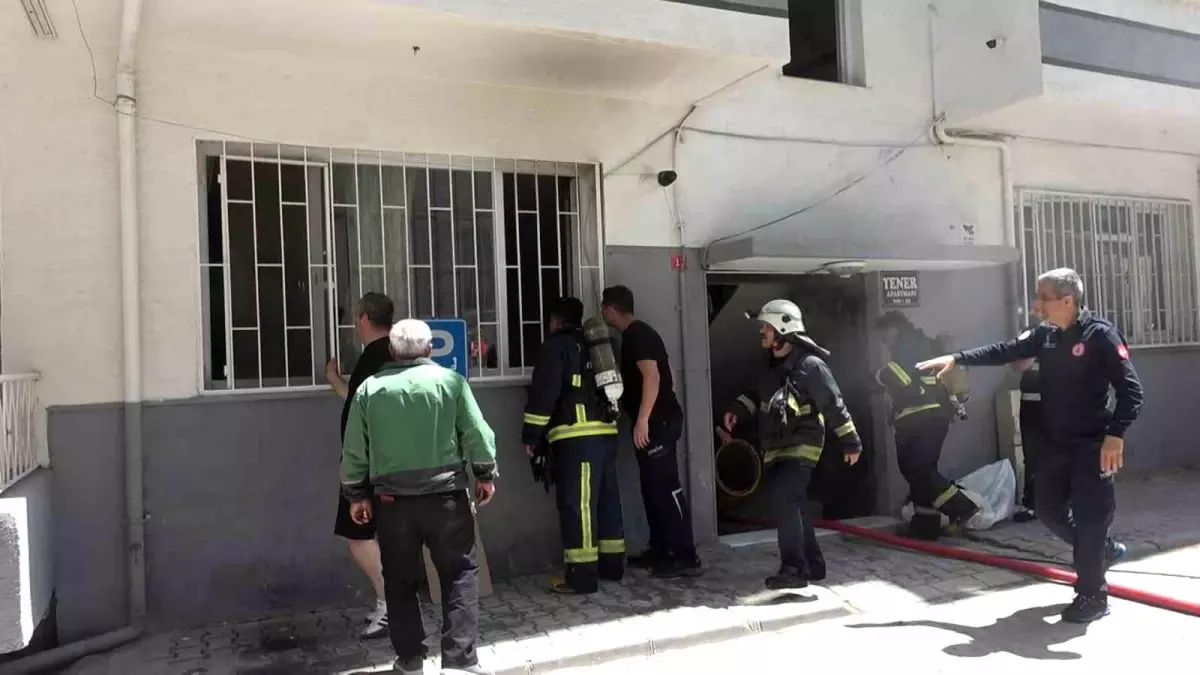 Yalova\'da Yangın: Kapı Kırılarak Kurtarıldı