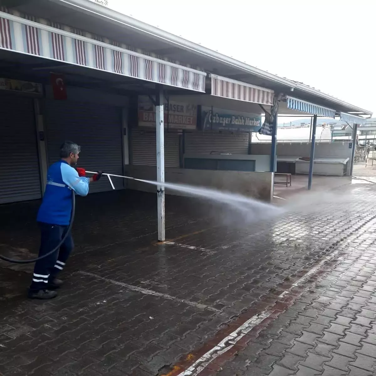Didim\'de Semt Pazarı Sonrası Temizlik Çalışmaları Devam Ediyor