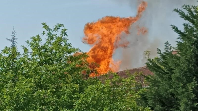 Fen lisesinin çatısı alevlere teslim! Öğrenciler tahliye edildi
