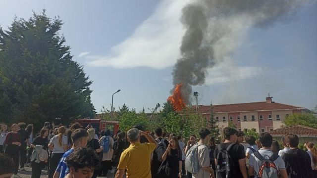 Fen lisesinin çatısı alevlere teslim! Öğrenciler tahliye edildi