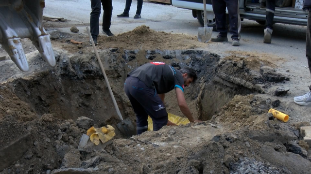 Gaziosmanpaşa'da yol çöktü