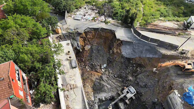 Gaziosmanpaşa'da yol çöktü