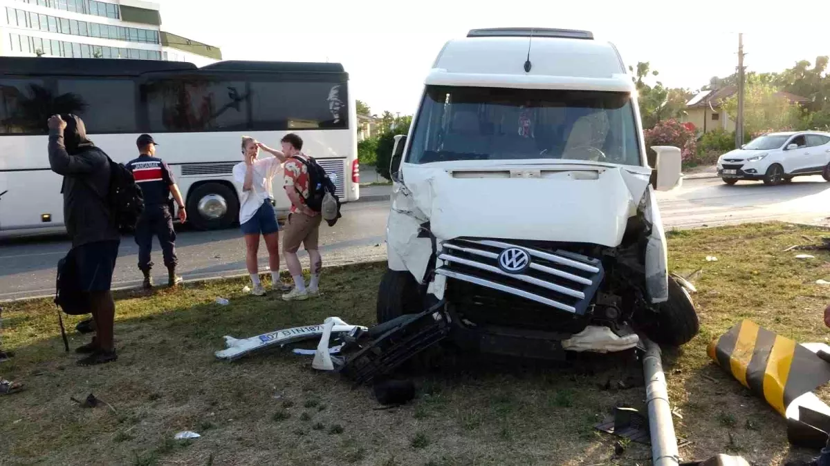 Manavgat\'ta Tur Minibüsü Kaza Yaptı