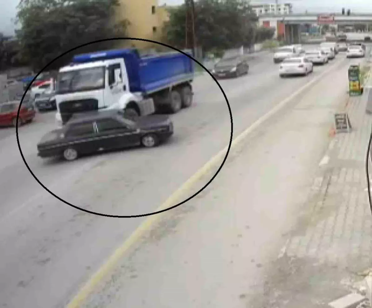 Hatay\'da Hafriyat Kamyonu Aracı Sürükledi
